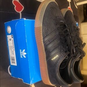 Adidas Samba Black Textured Sneakers

Brand New, Never Worn!